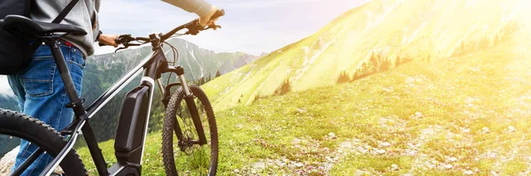 Bicicleta Austria Hombre Casco Con Montaña Ebike — Foto de Stock