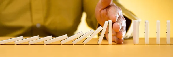 Falling Domino Stop Prevenção Quedas Paragem Das Mãos — Fotografia de Stock