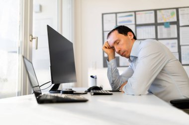 Sıkıcı Patron Uyuyan Adam. Dinlenmiş Yorgun Çalışan