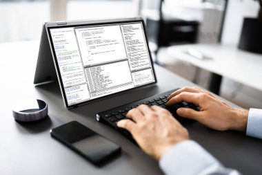 Bilgisayar Programcısı Ofisteki Bilgisayar Kodu Yazıyor