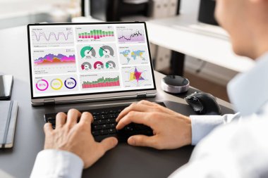 KPI Veri Analisti Kontrol Paneli. Dizüstü bilgisayarda Bilgi Teknolojisi