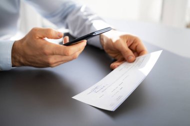 Uzaktan Denetim Mevduat Fotoğrafı Cep Telefonu ile Çekiyor