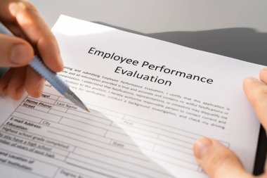 Çalışanların Performans Değerlendirme Formu Dolduruluyor