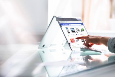 Bilgisayarda Çevrimiçi Ticaret Dükkanı Kullanan Kadın