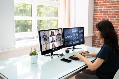 Bilgisayarda Video Konferansı İş Dünyası Webinar İzleniyor