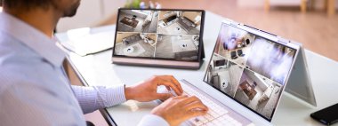 Güvenlik Sistemi Operatörü CCTV Görüntülerine bakıyor