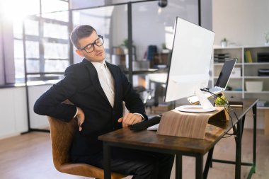 Kötü Posta Ofisi Masası Sırt Ağrısı