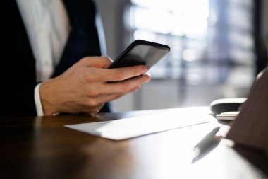 Uzaktan Denetim Mevduat Fotoğrafı Cep Telefonu ile Çekiyor
