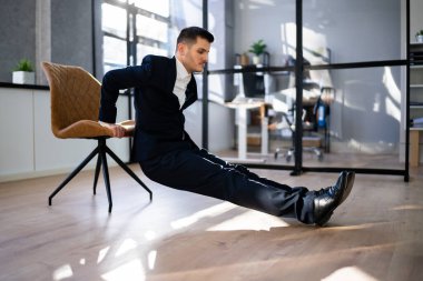 Ofisteki Sandalyeyi Kullanarak Triceps Daldırma Egzersizi