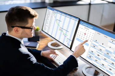 Bilgisayarda Takvim Ajandasında Çalışan Adam Programı
