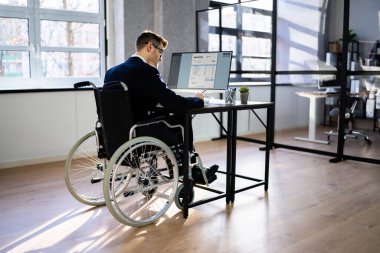 Ofiste Vergi Yazılımı Kullanan Muhasebeci. Bilgisayarda Fatura Faturası