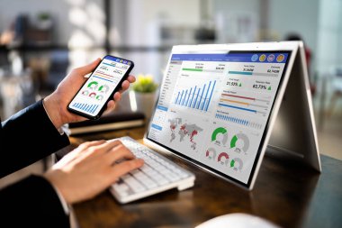 KPI İş Analitik Veri Kontrol Paneli. Analizci Bilgisayar Kullanıyor