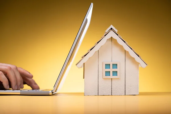 Buscando Casa Bienes Raíces Casa Ordenador Portátil — Foto de Stock