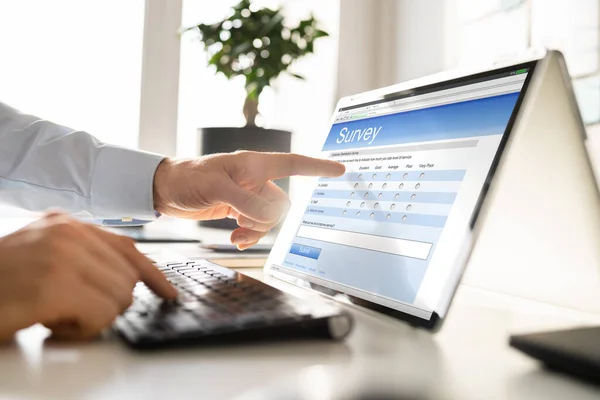 Företagssperson Fylla Online Survey Form Digital Laptop — Stockfoto