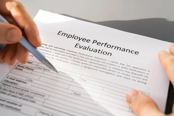Person Filling Performance Evaluation Form Employee — Stock Photo, Image