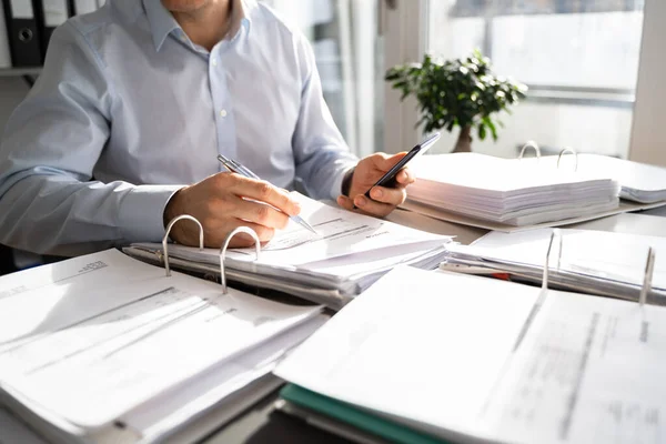 Boekhouder Van Overheidsbelasting Die Calculator Gebruikt Financiële Grootboek — Stockfoto