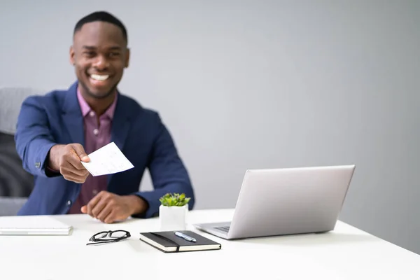 Africano Homem Negócios Dando Paycheck Folha Pagamento Cheque — Fotografia de Stock