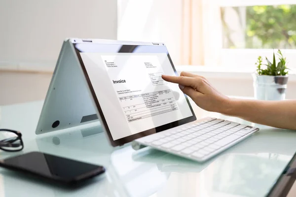 Digitale Elektronische Rechnung Und Buchhalter Rechnung Auf Laptop — Stockfoto