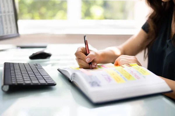 Kijkend Naar Agenda Agenda Benoeming Organisator — Stockfoto