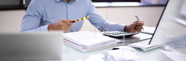 Belastingcontrole Afrikaanse Accountant Doet Schuldinspectie — Stockfoto