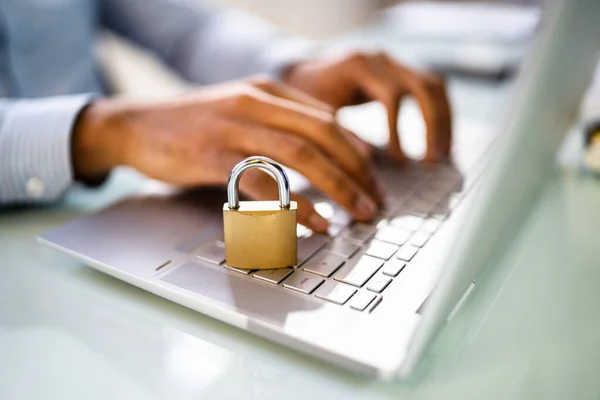 Laptop Dane Prywatność Komputerowe Cyberbezpieczeństwo Ryzyko — Zdjęcie stockowe