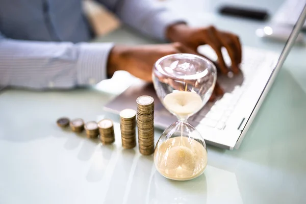 Increasing Money Coin Stack Concept Песочные Часы Время — стоковое фото