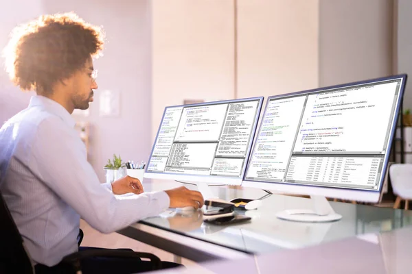 Afro Amerikaanse Programmeur Man Codering Computer — Stockfoto