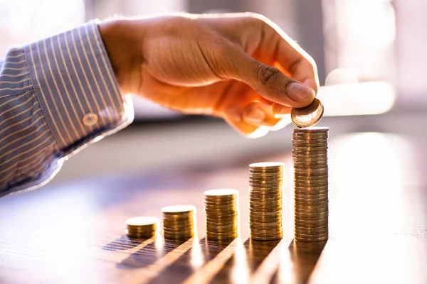 Hombre Africano Apilando Dinero Para Crecimiento Aumento Presupuestario — Foto de Stock