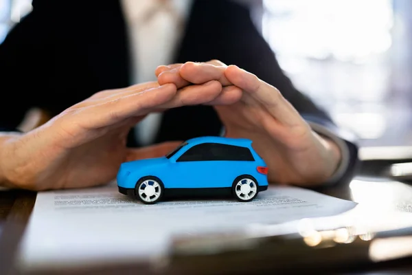 Miniatur Spielzeugauto Versicherung Und Garantie Sicherheitskonzept Für Fahrzeuge — Stockfoto