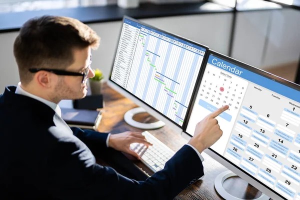 Uomo Che Lavora Sul Calendario Agenda Programma Sul Computer — Foto Stock