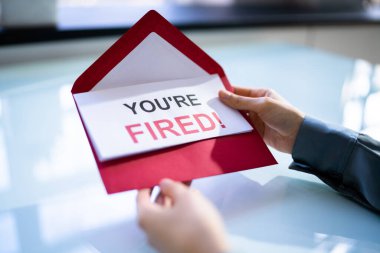 Afrikalı İş Kadını Hüzünlü Şirket İşten Çıkarma Mektubunu Okuyor