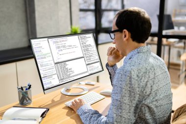 Bilgisayar Programcısı Ofisteki Bilgisayar Kodu Yazıyor