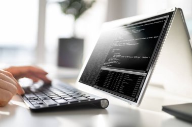 Bilgisayar Programcısı Ofisteki Bilgisayar Kodu Yazıyor