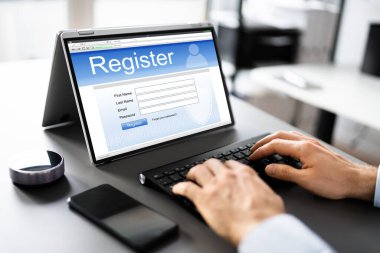 Çevrimiçi Web Kayıt Formu Web sitesinde Laptop Kullanılıyor