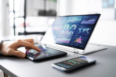 KPI Veri Analisti Kontrol Paneli. Dizüstü bilgisayarda Bilgi Teknolojisi