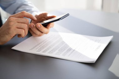 Akıllı Telefon Tarayıcı Uygulaması kullanarak Belge Kağıt Fotoğrafı Alınıyor