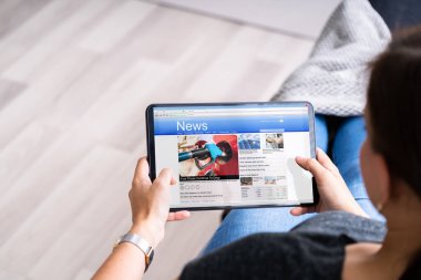 Dijital Tablet Üzerine Gazete Yazısı Okuma
