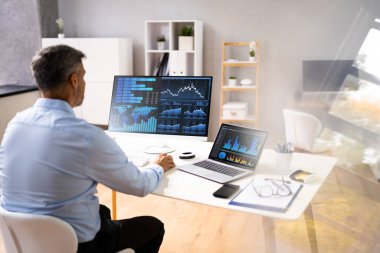 KPI İş Analitik Veri Kontrol Paneli. Analizci Bilgisayar Kullanıyor