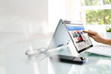 Ekranda Haberleri İzlemek. Laptop 'ta Gazete Sitesi Okunuyor