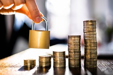 Maaş koruma ve para güvenliği. Sigortası olan İşadamı