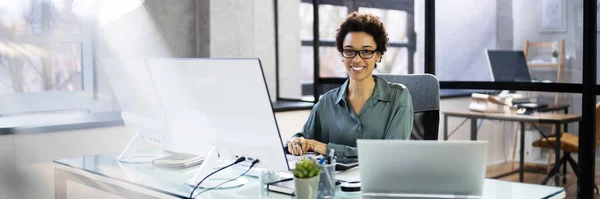 Afrikaanse Accountant Vrouw Kantoor Met Behulp Van Computer — Stockfoto