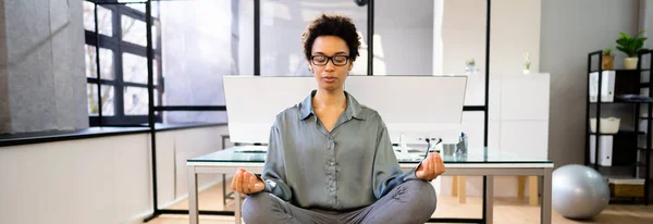 Jovem Mulher Africana Sentada Mesa Meditando Escritório — Fotografia de Stock