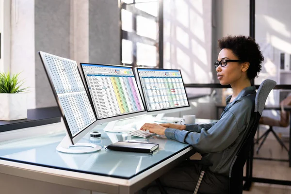 African American Office Employee Auditor Mit Tabellenkalkulation — Stockfoto