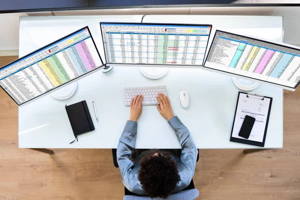 African American Data Analyst Lady Carica — Foto Stock