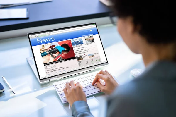 Guardare Notizie Sullo Schermo Leggere Sito Web Del Giornale Sul — Foto Stock