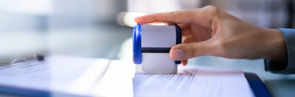 Aufzeichnung Oder Genehmigung Von Papierstempeln Büro — Stockfoto