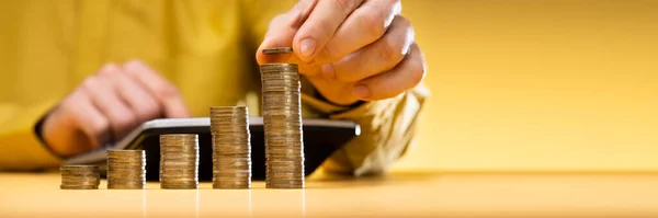 Affärsman Beräkna Faktura Med Staplade Mynt Arrangeras Vid Office Desk — Stockfoto