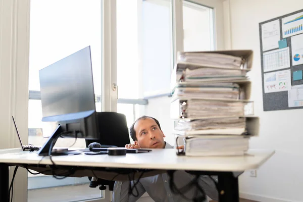 Uomo Affari Oberato Lavoro Con Pila Mucchio Cartelle — Foto Stock