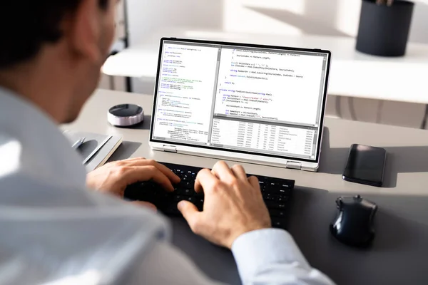 Bilgisayar Programcısı Ofisteki Bilgisayar Kodu Yazıyor — Stok fotoğraf
