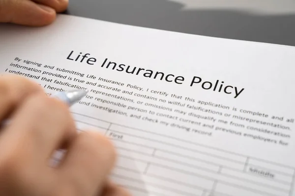 Person Hand Filling Life Insurance Policy Application Form — Stock Photo, Image